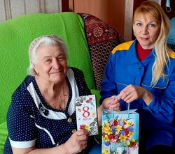 Социальные работники поздравили женщин с 8 Марта в рамках акции «Спешим поздравить Вас!» в Губкине