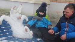 Из снега в скульптуру: Василий Лёксин слепил первую в этом году снежную фигуру в Губкине