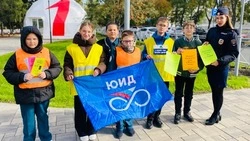 Юные губкинцы приняли участие в важной акции «Переведи бабушку через дорогу»