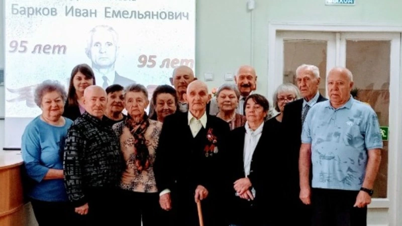 Житель микрорайона Лебеди Иван Емельянович Барков отпраздновал 95-летний день рождения