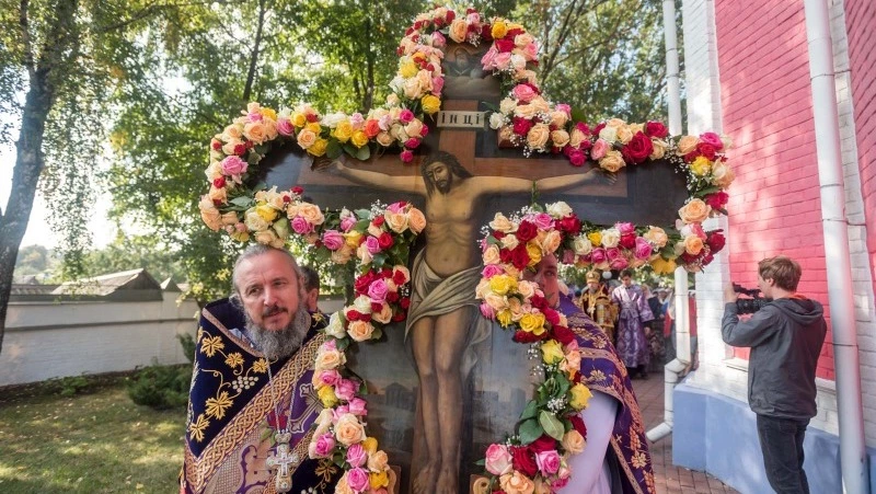 Православные христиане празднуют Воздвижение Креста Господня