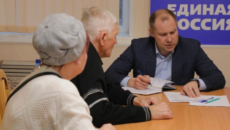Директор по социальным вопросам ЛГОКа,депутат областной Думы Владимир Евдокимов провёл приём граждан