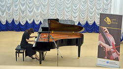 Презентация уникального рояля прошла в Губкинском филиале БГИИК