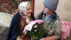 Губкинский ветеран принимала поздравления с юбилеем