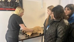 26 губкинских школьников отправились в увлекательное путешествие по ветеринарному кабинету «Лапка»