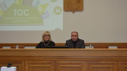 Михаил Лобазнов вручил свидетельства о регистрации председателям новых общественных самоуправлений