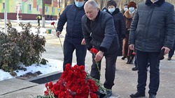 Губкинцы возложили цветы к Вечному огню в День освобождения района