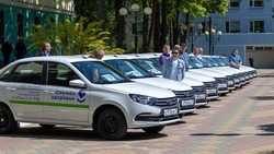 Вячеслав Гладков вручил ключи от 11 новых автомобилей скорой медпомощи