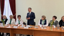 Михаил Лобазнов и Галина Колесникова встретились с губкинскими активистками