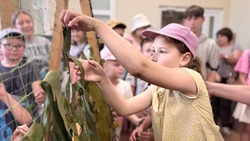 Губкинские волонтёры провели мастер-класс по плетению маскировочных сетей