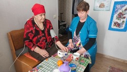 Помощники по уходу Губкинского Комплексного центра предоставляют социальные услуги