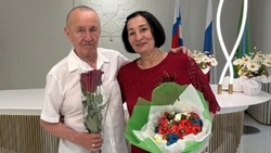 Сотрудники Губкинского отдела ЗАГС поздравили золотых юбиляров