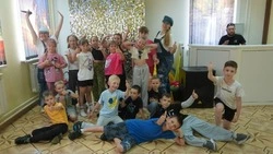 Сотрудники ЦКР «Лебединец» провели для детей весёлую развлекательную программу «Жаркий сезон»