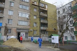 Строители продолжают капитальный ремонт общежития в Губкине