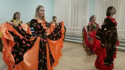 Информационный час «Танцы народов мира» прошёл в ЦКР п. Троицкий Губкинского горокруга