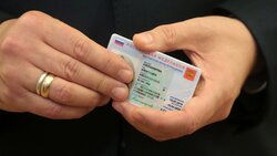 Власти показали новый электронный паспорт гражданина России