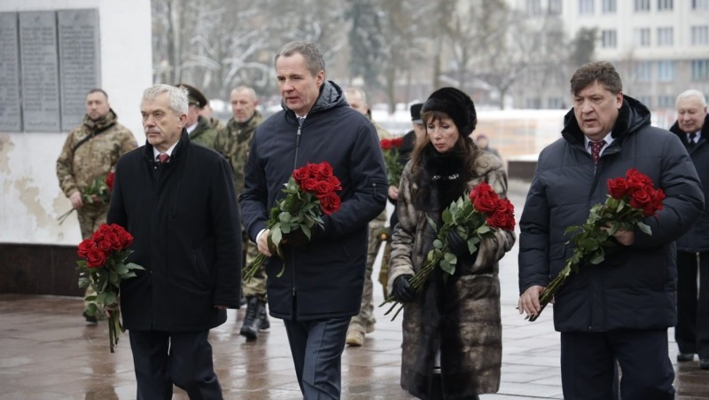 Вячеслав Гладков почтил память погибших воинов в День защитника Отечества