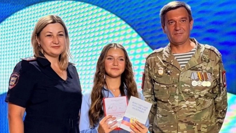Юные губкинцы получили свои первые паспорта в преддверии Дня флага России