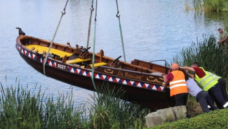 Ботик Петра I вернулся на городской пруд в Губкине