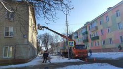 Управление ЖКХ Губкина начало бороться с наледью и сосульками на крышах города
