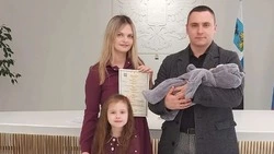 Сотрудники Губкинского отдела ЗАГС поздравили семью Федорковых с рождением сына