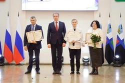 Вячеслав Гладков наградил губкинца Александра Туренко стипендией губернатора 