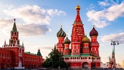 Василий Голиков и Галина Колесникова поздравили губкинцев с Днём Конституции Российской Федерации