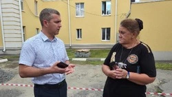 Михаил Лобазнов посетил жительницу Губкина, обратившуюся с жалобой на капремонт