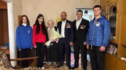 Губкинские активисты поздравили ветерана Великой Отечественной войны с Днём Победы