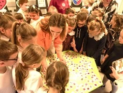 Губкинские школьники посетили передвижную выставку стикеров