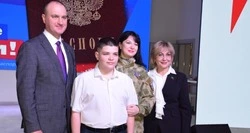 Василий Голиков и Галина Колесникова вручили юным губкинцам паспорта