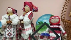 Сотрудники Дома ремёсел организовали выставку АРТ-сувениров губкинских умельцев
