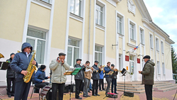 Духовой оркестр встречал учителей в праздничный день в Губкине