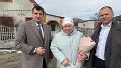 Губкинские депутаты фракции «Единой России» приняли участие в акции «Цветы мамам Героев»