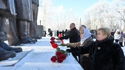 В сердцах живёт святая память о героическом подвиге солдат...