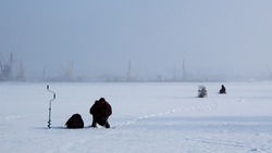 Мороз крепчает, но лёд ещё непрочен. МЧС предупредило рыбаков об опасности