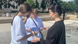 Сотрудники ЦКР «Форум» раздали подросткам памятки «Вредным привычкам скажем: НЕТ!»