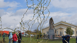 Губкинцы заложили сад памяти в посёлке Казацкая Степь