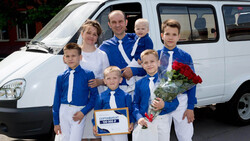 «Лучшая семья года» в Белгороде получила микроавтобус
