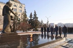 Вячеслав Гладков возложил цветы к мемориальным комплексам в День защитника Отечества 
