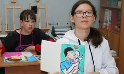 Юные губкинцы наполняют открытки тёплыми словами для наших защитников