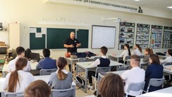 Вячеслав Гладков поручил усилить разъяснительную работу по обучению детей безопасному поведению