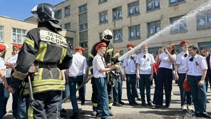 Сотрудники МЧС посвятили губкинских учеников в кадеты МЧС России и юнармейцы