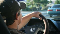 Житель Губкинского горокруга попытался дать взятку за 12-летнего сына за рулём