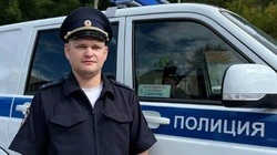 Жительница Губкина поблагодарила участкового уполномоченного Артёма Марченко за спасение