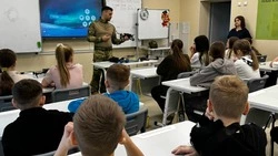 Губкинские школьники побывали на встрече, посвящённой FPV-дронам и их роли в современных условиях