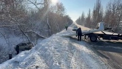Губкинские сотрудники ДПС оказали помощь водителю, съехавшего в кювет автомобиля