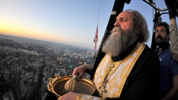 Священник благословил Белгород на воздушном шаре