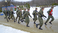 Белгородские курсанты почтили память псковских десантников марш-броском