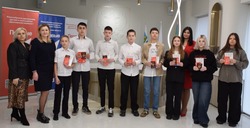 Юным губкинцам торжественно вручили паспорта в годовщину воссоединения Крыма с Россией